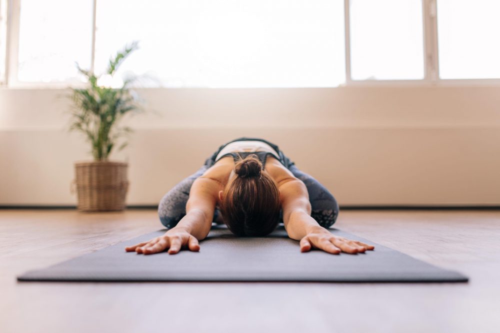 Tập thể dục trước khi ngủ có tốt không? 4 Tap yoga voi tu the em be giup ngu ngon